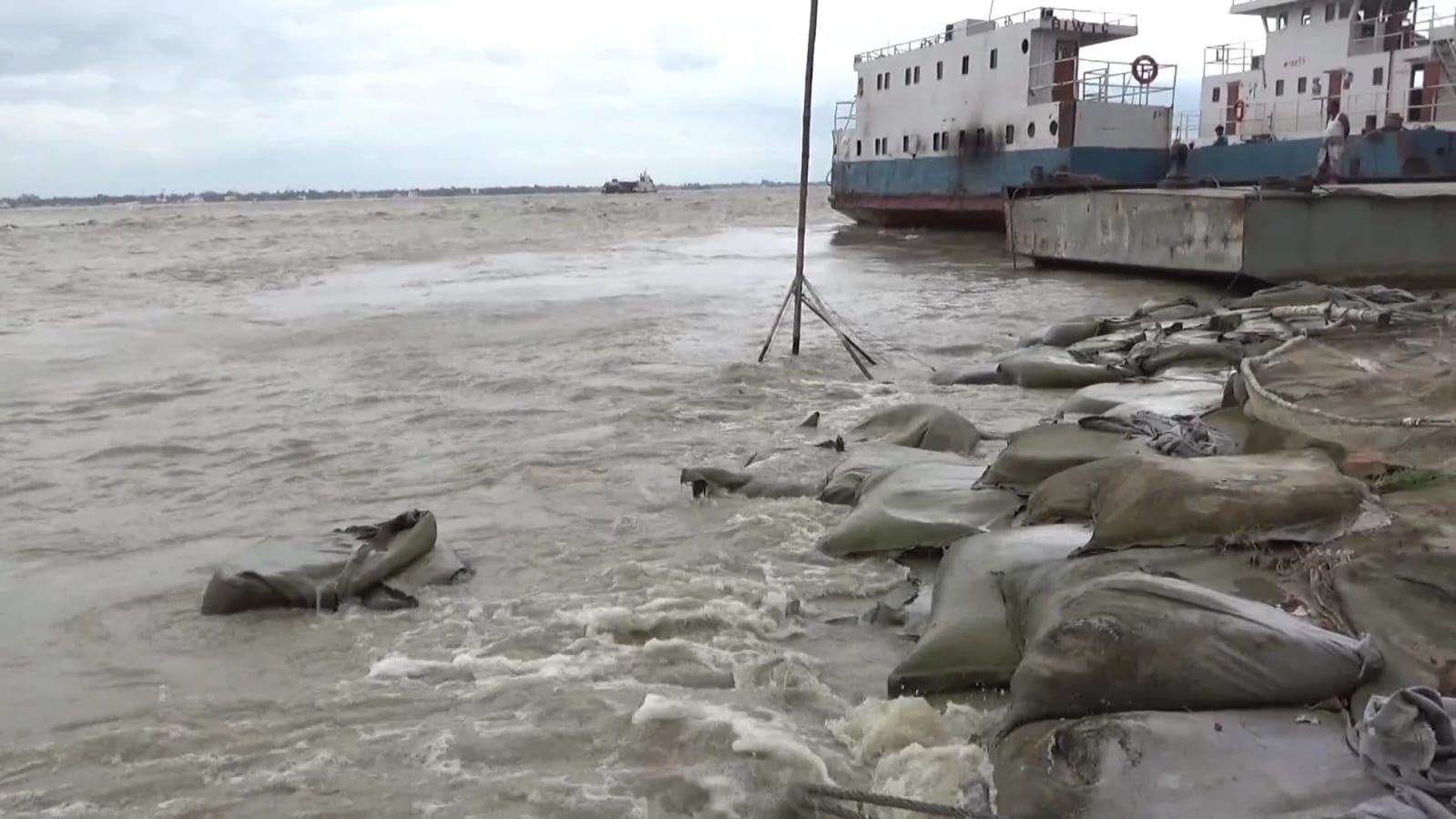 বৈরি আবহাওয়ায় দৌলতদিয়া-পাটুরিয়া রুটে ফেরি চলাচল বন্ধ