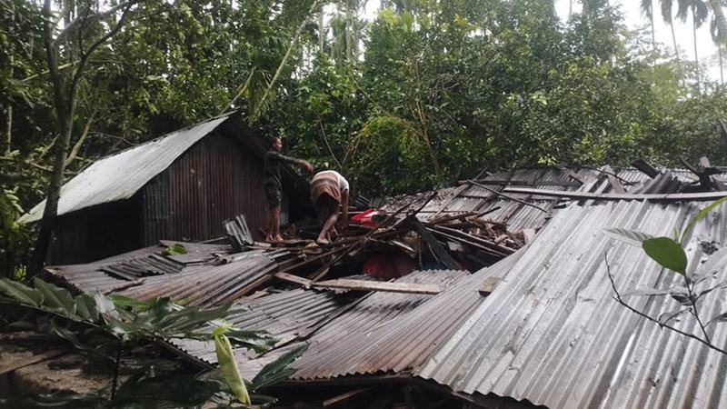 পটুয়াখালীতে ঘূর্ণিঝড় দানার প্রভাবে অসংখ্য ঘরবাড়ি বিধ্বস্ত, আহত ৪