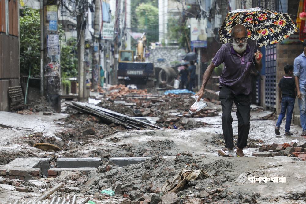 আর কে মিশন রোডে খোঁড়াখুঁড়িতে দুর্ভোগ