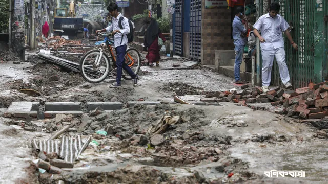 আর কে মিশন রোডে খোঁড়াখুঁড়িতে দুর্ভোগ