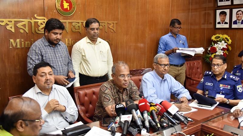 শান্তিপূর্ণ পরিবেশে এবারও সারাদেশে পূজা উদযাপিত হবে— স্বরাষ্ট্র উপদেষ্টা