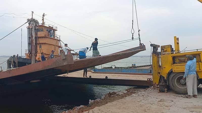 নিখোঁজ দাবি নেই, সরানো হলো পল্টুন