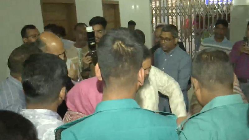 বিচারকের বাসায় ঢুকে ছুরিকাঘাতে ছেলেকে হত্যা, আটক ১