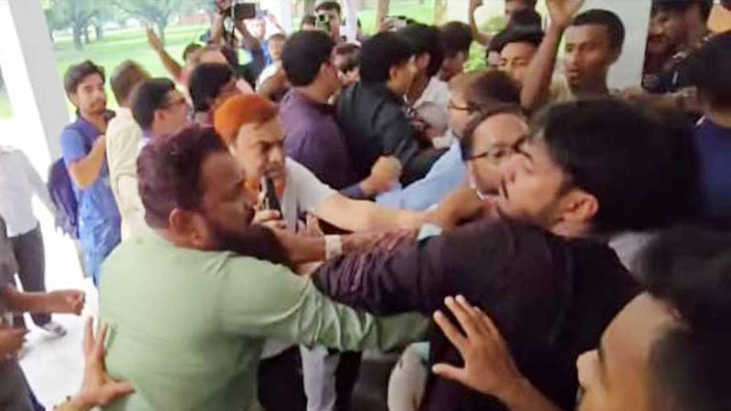 রাবিতে পোষ্য কোটা ইস্যুতে শিক্ষক-কর্মকর্তাদের সঙ্গে শিক্ষার্থীদের হাতাহাতি, উপ-উপাচার্য ও প্রক্টর অবরুদ্ধ
