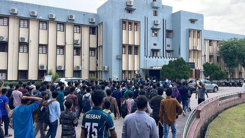 রাবিতে ৯ দফা দাবিতে শিক্ষার্থীদের বিক্ষোভ