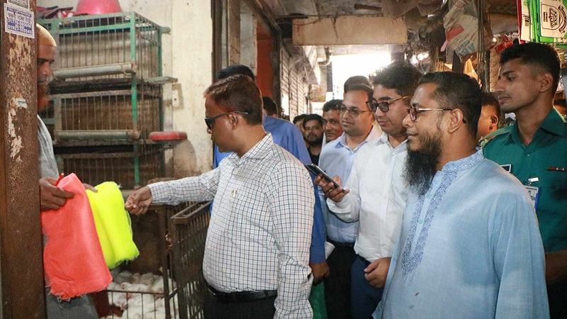 বরিশালে পলিথিন ব্যবহার বন্ধে অভিযান, জেলা প্রশাসনের সতর্কবার্তা
