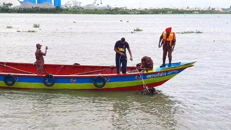 ধলেশ্বরী নদীতে যাত্রীবাহী লঞ্চ থেকে পড়ে একজন নিখোঁজ, চলছে উদ্ধার অভিযান