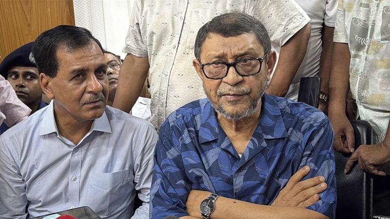 নওগাঁয় হাসপাতাল পরিদর্শনে স্বাস্থ্যমন্ত্রী, রোগীকে স্যালাইনের টাকা ফেরত দিলেন