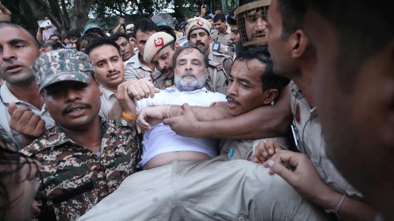 রাহুল ও প্রিয়াঙ্কা গান্ধীকে ছেড়ে দিয়েছে পুলিশ