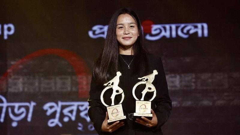 নারী ফুটবলার ঋতুপর্ণাকে বাড়ি তৈরি করে দেবে বিসিবি