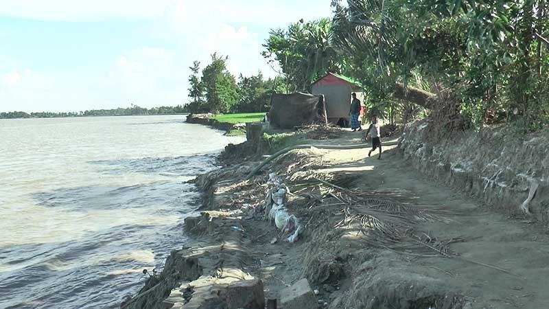 নোয়াখালীতে ভাটার সময় ছোট ফেনী নদীতে ভাঙছে ঘরবাড়ি