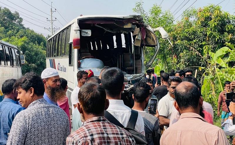 রাজবাড়ীতে বাস খাদে পড়ে আহত ৩৫