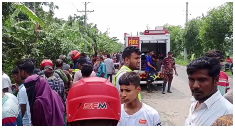 রাজবাড়ীতে গরুবাহী ট্রাক নিয়ন্ত্রণ হারিয়ে খাদে, দুই ব্যবসায়ীর মৃত্যু