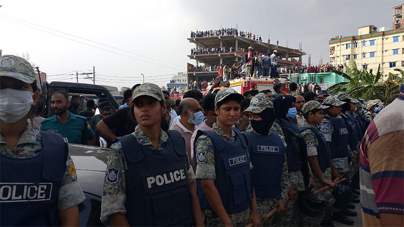 উৎসুক জনতায় উদ্ধার অভিযান বাধাগ্রস্ত