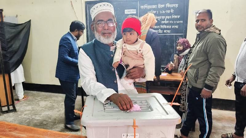 রাজশাহীতে উৎসবমুখর পরিবেশে চলছে ভোটগ্রহণ