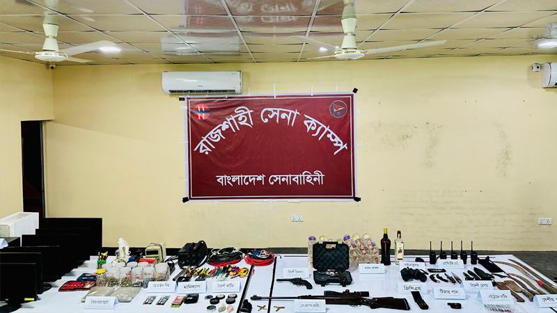রাজশাহীতে সেনা অভিযানে বিপুল পরিমাণ অস্ত্র ও বিস্ফোরক উদ্ধার, আটক ৩