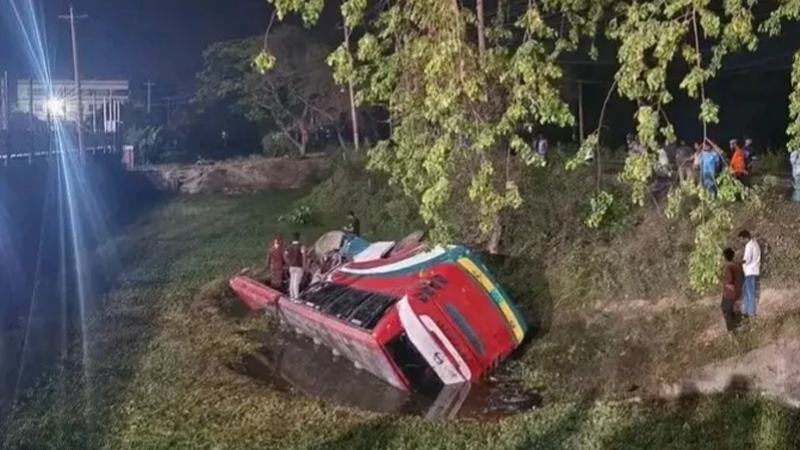 রাজশাহীতে ট্রাক-বাসের ত্রিমুখী সংঘর্ষে নিহত ৩, আহত অর্ধশত