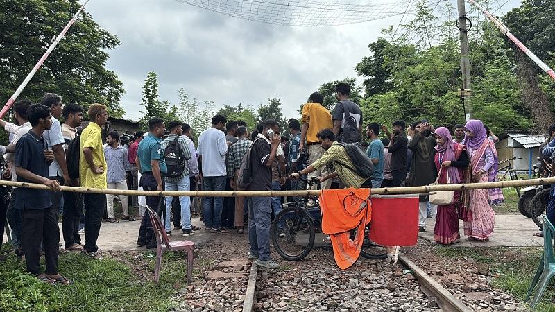 রাবি শিক্ষার্থীকে মারধর, রাজশাহীর সঙ্গে সারা দেশের রেলযোগাযোগ বন্ধ