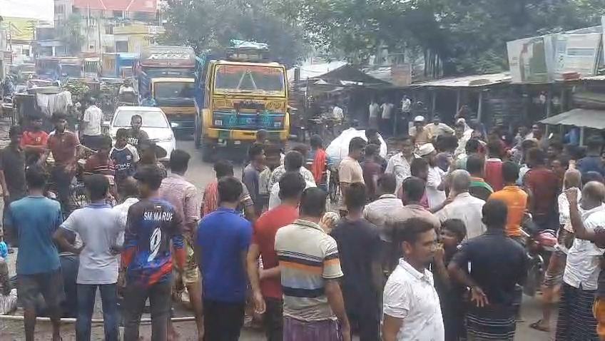 পর্যাপ্ত সার না পাওয়ায় কৃষকদের রাজশাহী-ঢাকা মহাসড়ক অবরোধ