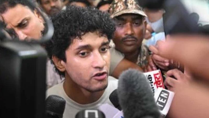 শিক্ষামন্ত্রীর পদত্যাগ ছাড়া কোনো কাজ হবে না, সরকারকে ২৪ ঘণ্টার আল্টিমেটাম ককরোচ পার্টির
