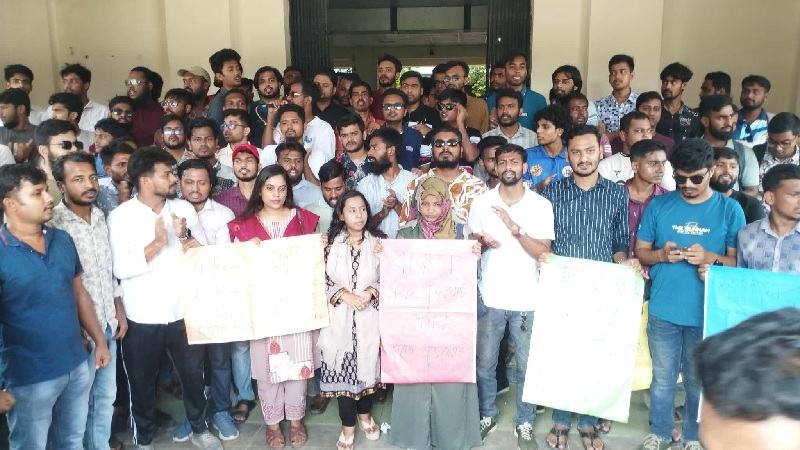 প্রথম বর্ষের শিক্ষার্থীদের ভোটার তালিকায় অন্তর্ভুক্তির দাবিতে ছাত্রদলের বিক্ষোভ