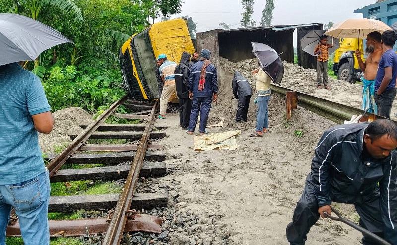 কুড়িগ্রামে রেললাইনে বালুভর্তি ট্রাক উল্টে ট্রেন যোগাযোগ বন্ধ