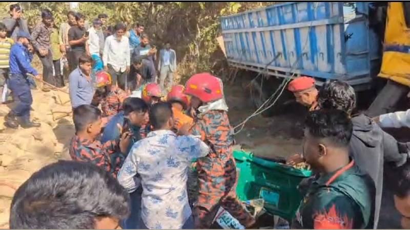 নিয়ন্ত্রণ হারিয়ে অটোরিকশাকে চাপা দিল চালবোঝাই ট্রাক, নিহত ১
