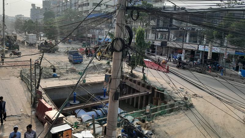 মাদানী এভিনিউর ১০০ ফুট সড়কে ওয়াসার খোঁড়াখুঁড়ি ধুলা-জ্যামে নাজেহাল