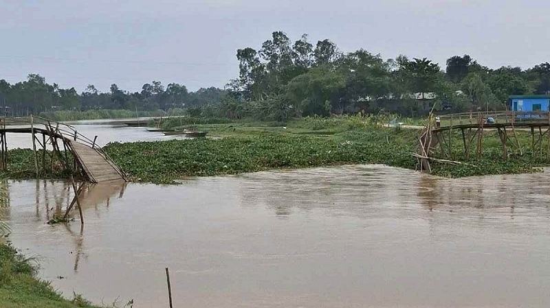 রৌমারীতে কাঠের সাঁকো ভেঙে দুর্ভোগে ৩০ হাজার মানুষ
