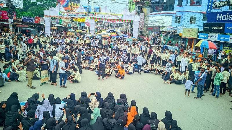 ডিপ্লোমা প্রকৌশলীদের হত্যার হুমকির প্রতিবাদে রংপুরে শিক্ষার্থীদের বিক্ষোভ