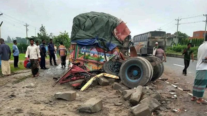 রংপুরে বাস-ট্রাক সংঘর্ষে হেল্পার নিহত