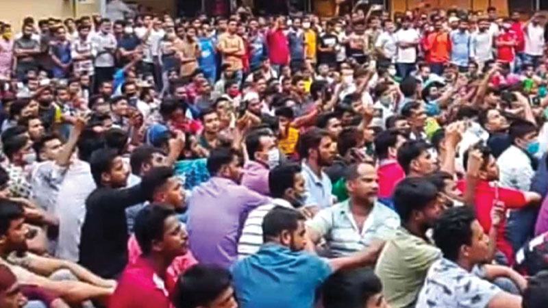 বকেয়া বিলের দাবিতে গাজীপুরে পোশাক কারখানায় ভাংচুর