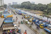 রাস্তার অর্ধেকজুড়ে তেজগাঁও ট্রাকস্ট্যান্ড