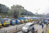 রাস্তার অর্ধেকজুড়ে তেজগাঁও ট্রাকস্ট্যান্ড