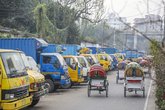 রাস্তার অর্ধেকজুড়ে তেজগাঁও ট্রাকস্ট্যান্ড