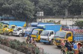 রাস্তার অর্ধেকজুড়ে তেজগাঁও ট্রাকস্ট্যান্ড