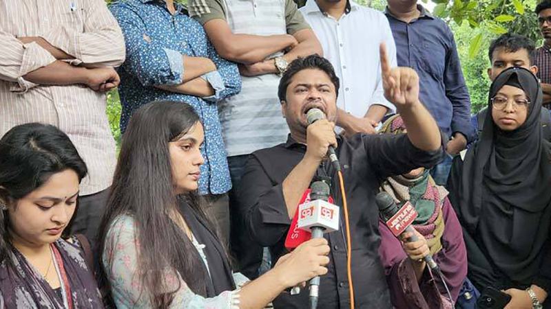 ভোটার তালিকা থেকে ছাত্রলীগের নাম বাতিল দাবিতে ছাত্রদলের বিক্ষোভ