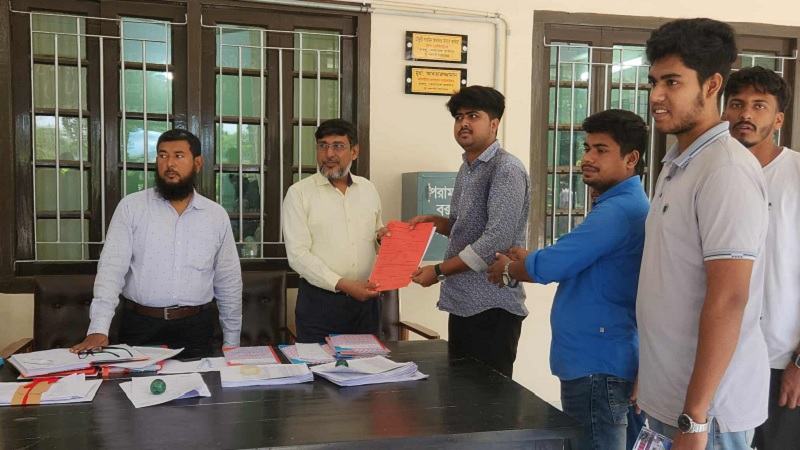 রাকসুতে তৃতীয় দিনে ফিরেছে নির্বাচনী আমেজ, মনোনয়ন ফরম নিলেন ৫৫০ প্রার্থী