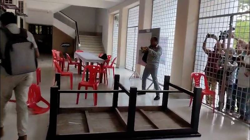 রাকসুর কার্যালয়ে ছাত্রদলের ভাঙচুর, অফিসে তালা