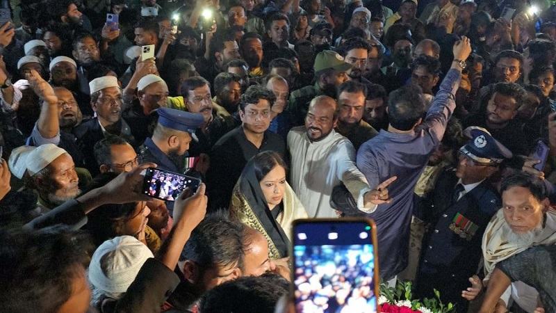 শহীদ মিনারে বাধার মুখে রুমিন ফারহানা, ফিরে গেলেন ফুল না দিয়েই