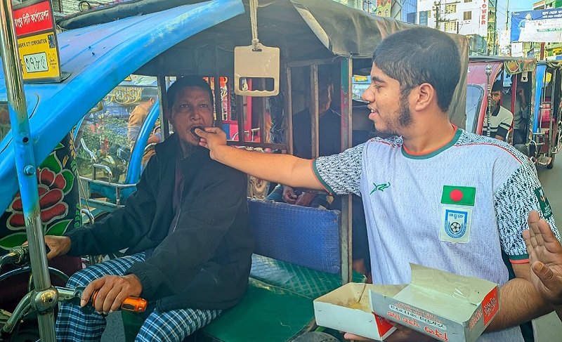 রায় ঘোষণার পর নগরীতে মিষ্টি বিতরণ করেন জুলাই যোদ্ধারা