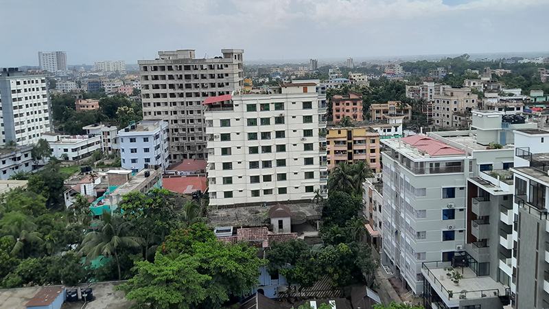 টিলা কেটে ও জলাধার ভরাট করে গড়ে উঠছে অপরিকল্পিত নগরী