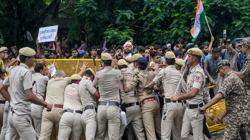 কেন্দ্রীয় শিক্ষামন্ত্রীর পদত্যাগের দাবিতে রণক্ষেত্র দিল্লি, বন্ধ ইন্টারনেট