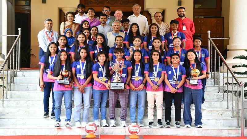 সাফজয়ী নারী ফুটবল দলকে সংবর্ধনা দিলেন প্রধান উপদেষ্টা