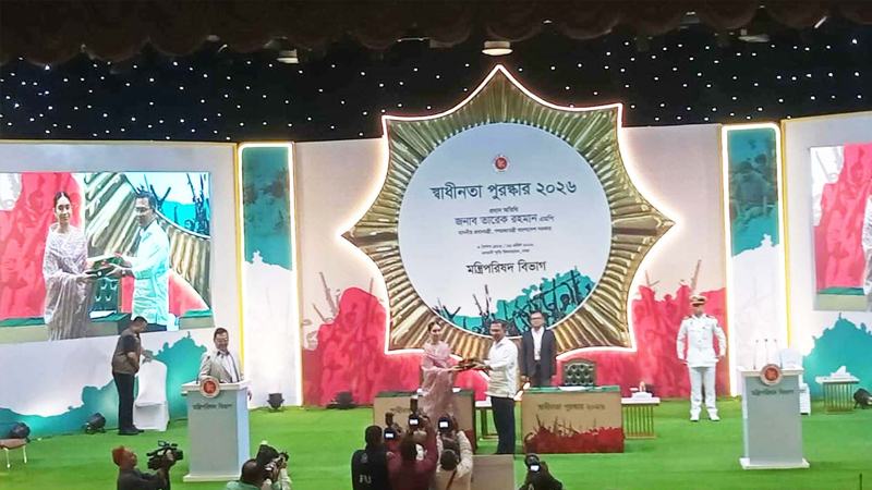 স্বাধীনতা পদক তুলে দিলেন প্রধানমন্ত্রী
