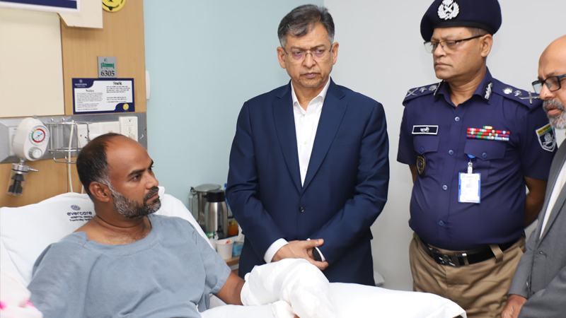 দুর্বৃত্তদের হামলায় আহত পুলিশ পরিদর্শককে দেখতে হাসপাতালে স্বরাষ্ট্রমন্ত্রী