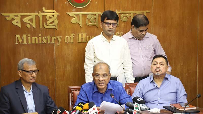 জনগণ যাতে উৎসবমুখর পরিবেশে ঈদ উদযাপন করতে পারে সে লক্ষ্যে সরকার কাজ করছে