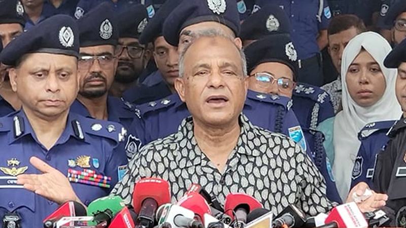 লুট হওয়া সব অস্ত্র এখনো উদ্ধার করতে পারিনি, চেষ্টা করছি: স্বরাষ্ট্র উপদেষ্টা