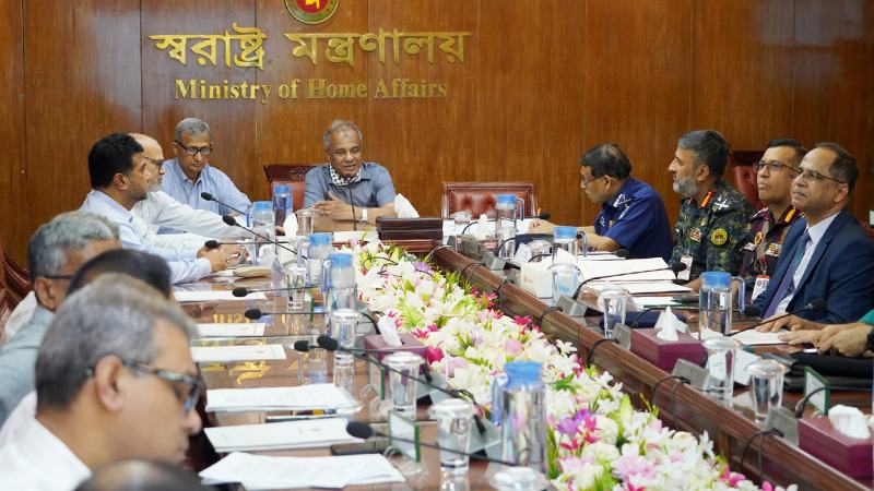 ৩ জুনের মধ্যে গামেন্টসকর্মীদের বোনাস দিতে হবে: স্বরাষ্ট্র উপদেষ্টা