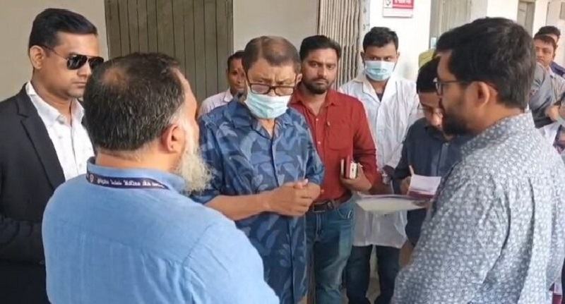 নরসিংদী স্বাস্থ্য কমপ্লেক্সে আকস্মিক পরিদর্শনে স্বাস্থ্য মন্ত্রী, ১৬ ডাক্তারের মধ্যে উপস্থিত ৮ জন